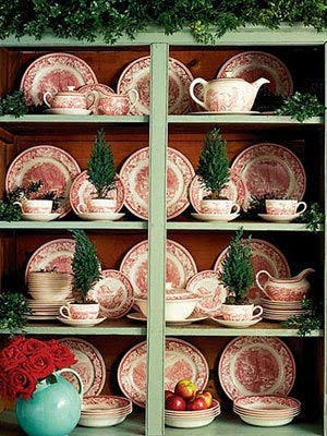 celebrate-xmas-red-plates-mdn-44926394